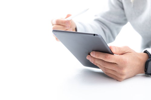 iPadminiでApplePencilを試そうとする男性