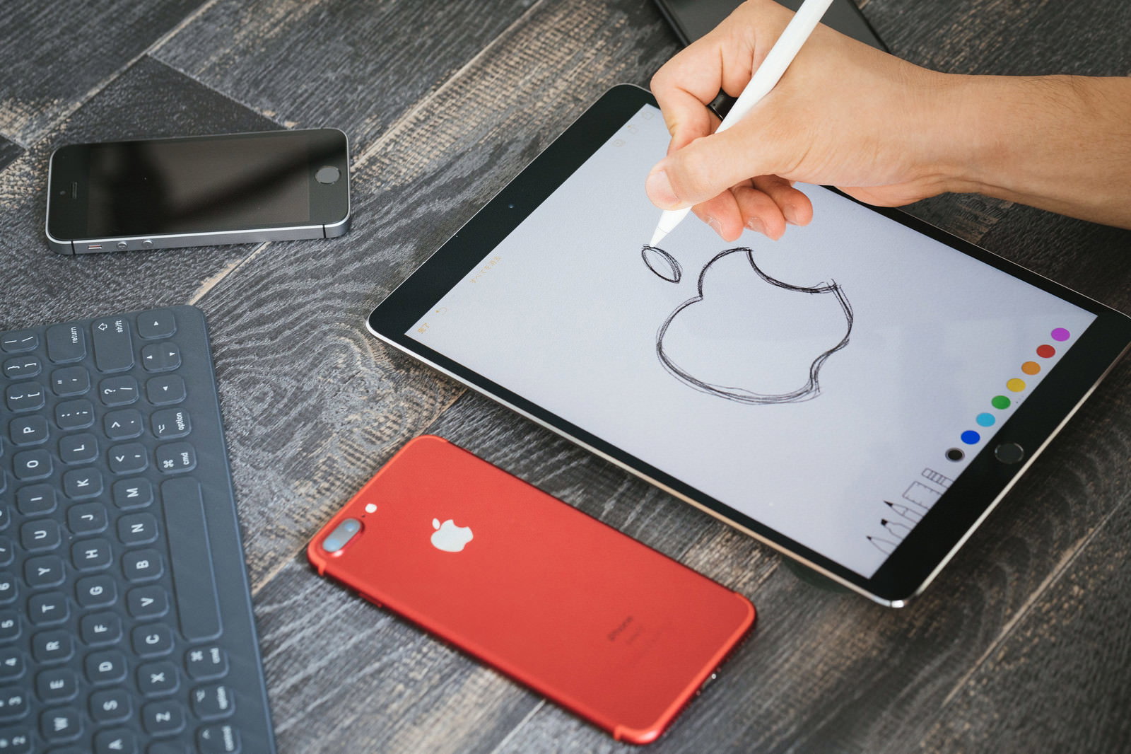 iPadにApple PencilでAppleロゴを描く手