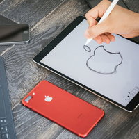 iPadでAppleロゴの絵を描く練習の写真