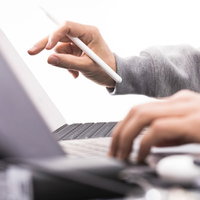 タイピングしながらiPadでメモを取る作業の写真