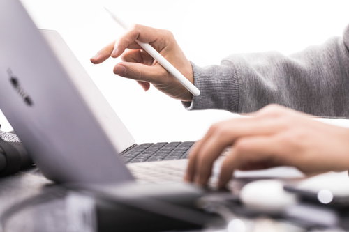 タイピングしながらiPadでメモを取る作業