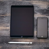 タブレットとスマートフォンの俯瞰の写真