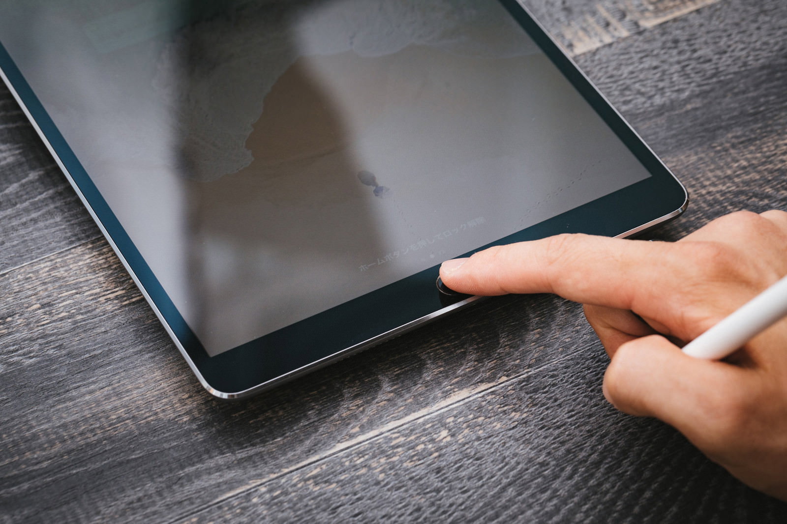 iPadにApple Pencilを接続する場面