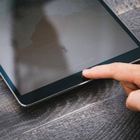 タブレット端末の指紋認証とApple Pencil接続の写真