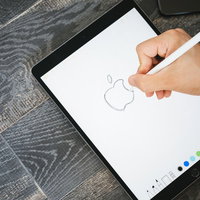 タブレットに林檎の絵を描く絵師の手の写真