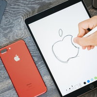 タブレットで林檎のロゴを描き写す手元の写真