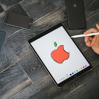 iPadのタブレットでAppleマークを描く絵師の手元の写真