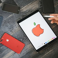 タブレット上にスタイラスペンで林檎マークを描くの写真
