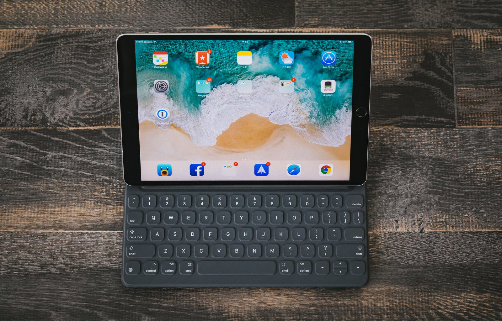 木目テーブルの上のキーボード付きiPad