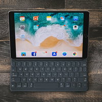 外付けキーボードを取り付けたタブレット端末の写真
