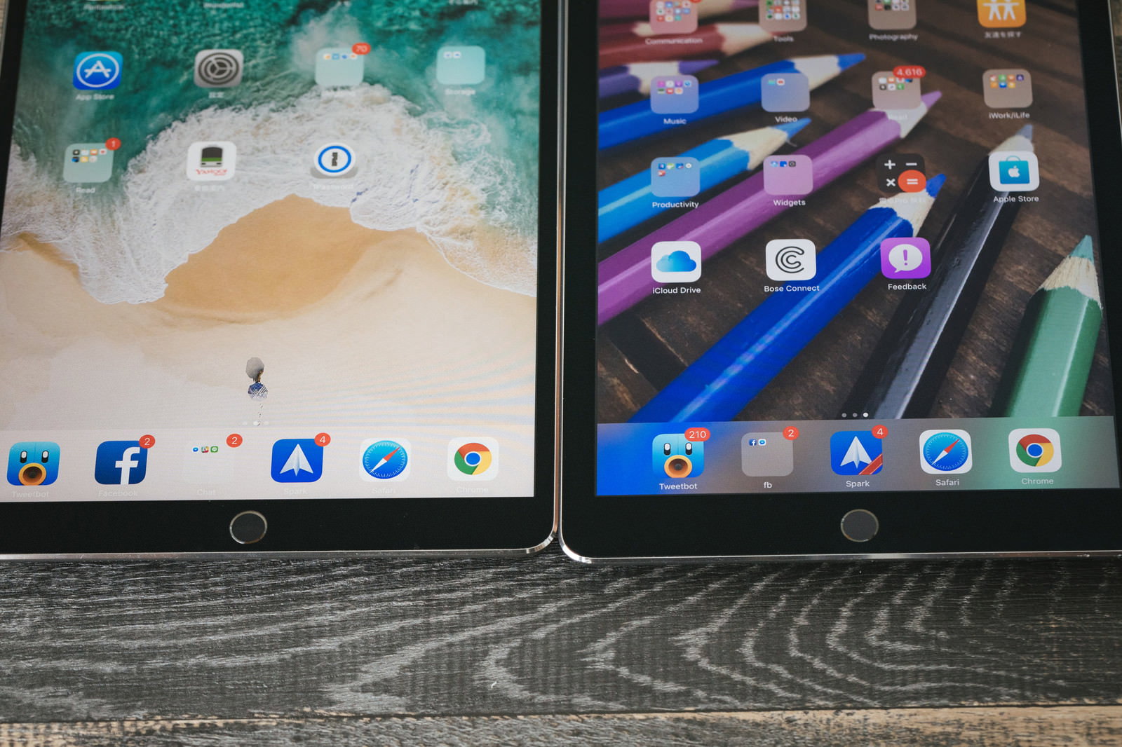 木目のテーブルに並んだ2台のiPad