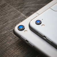 白いタブレット端末のバックカメラ構造と配置の比較の写真