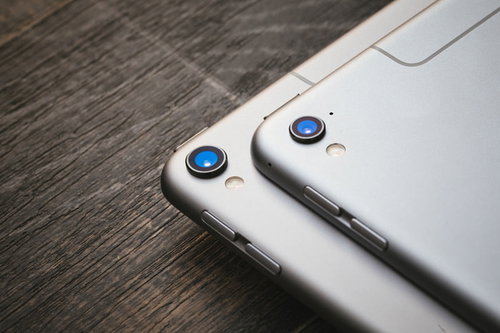 白いタブレット端末のバックカメラ構造と配置の比較