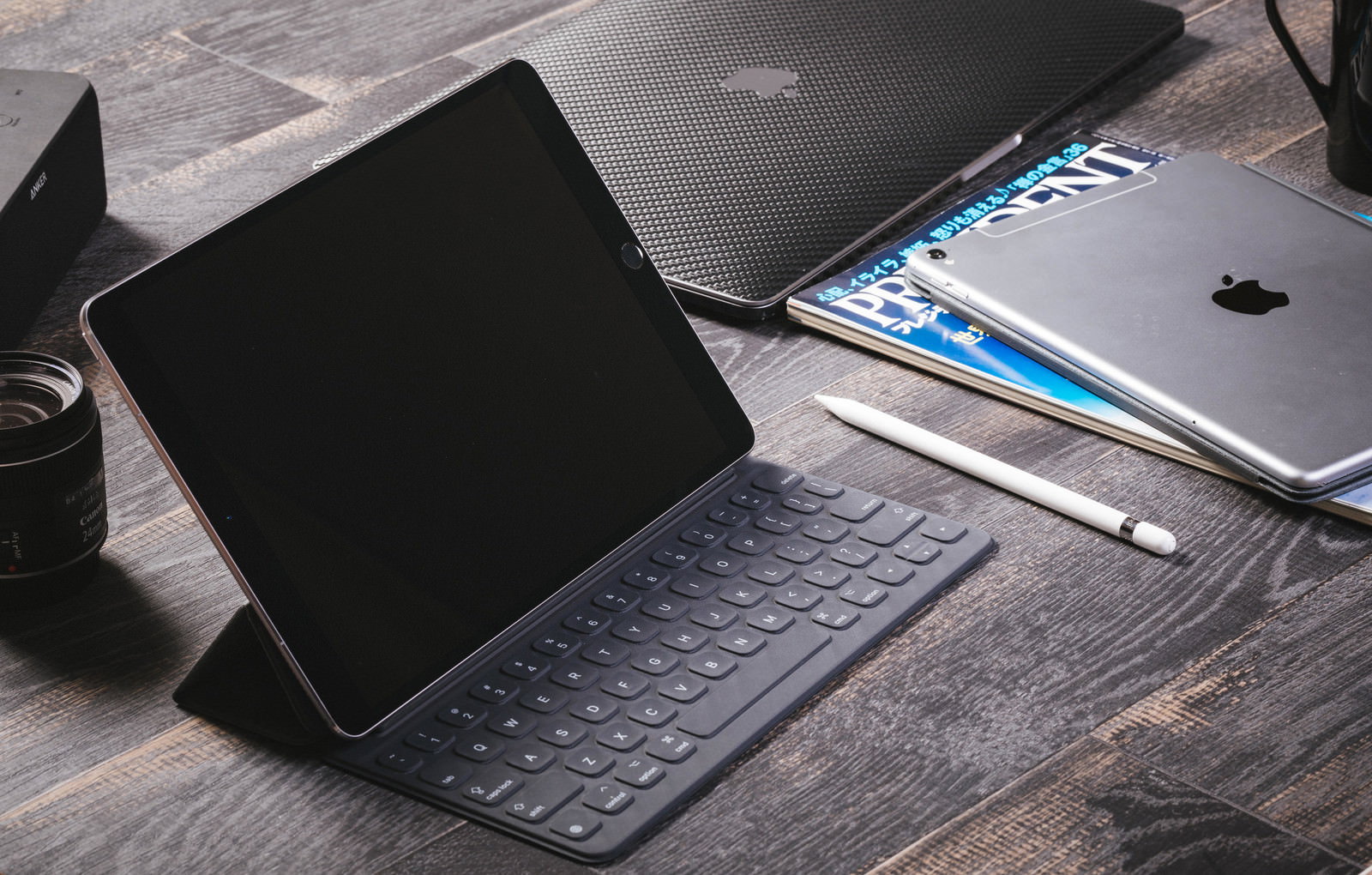 デスクに並ぶiPadとMacBookとApple Pencil