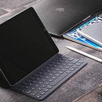 タブレット端末を使って作業をするノマドのガジェットの写真