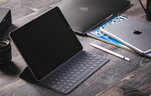 タブレット端末を使って作業をするノマドのガジェット