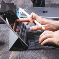 タブレット端末を使い業務を行う手元の写真