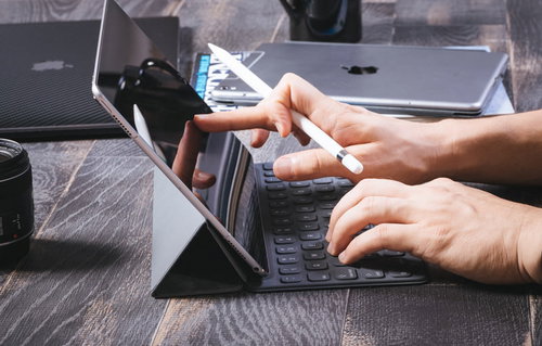 タブレット端末を使い業務を行う手元