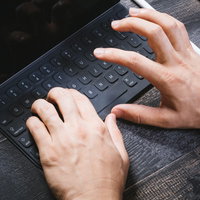 夜道で懐中電灯を持つ女性と不審な影の写真