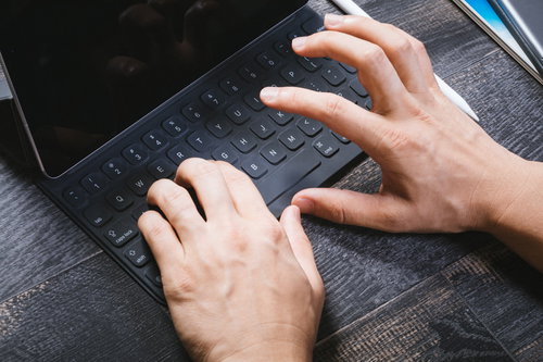 夜道で懐中電灯を持つ女性と不審な影