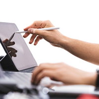 iPadにApple Pencilでメモするブロガーの手元の写真