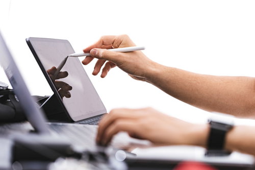 iPadにApple Pencilでメモするブロガーの手元