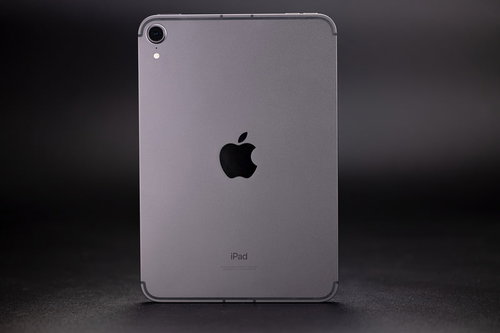 シルバーカラーのiPad mini（第6世代）の背面