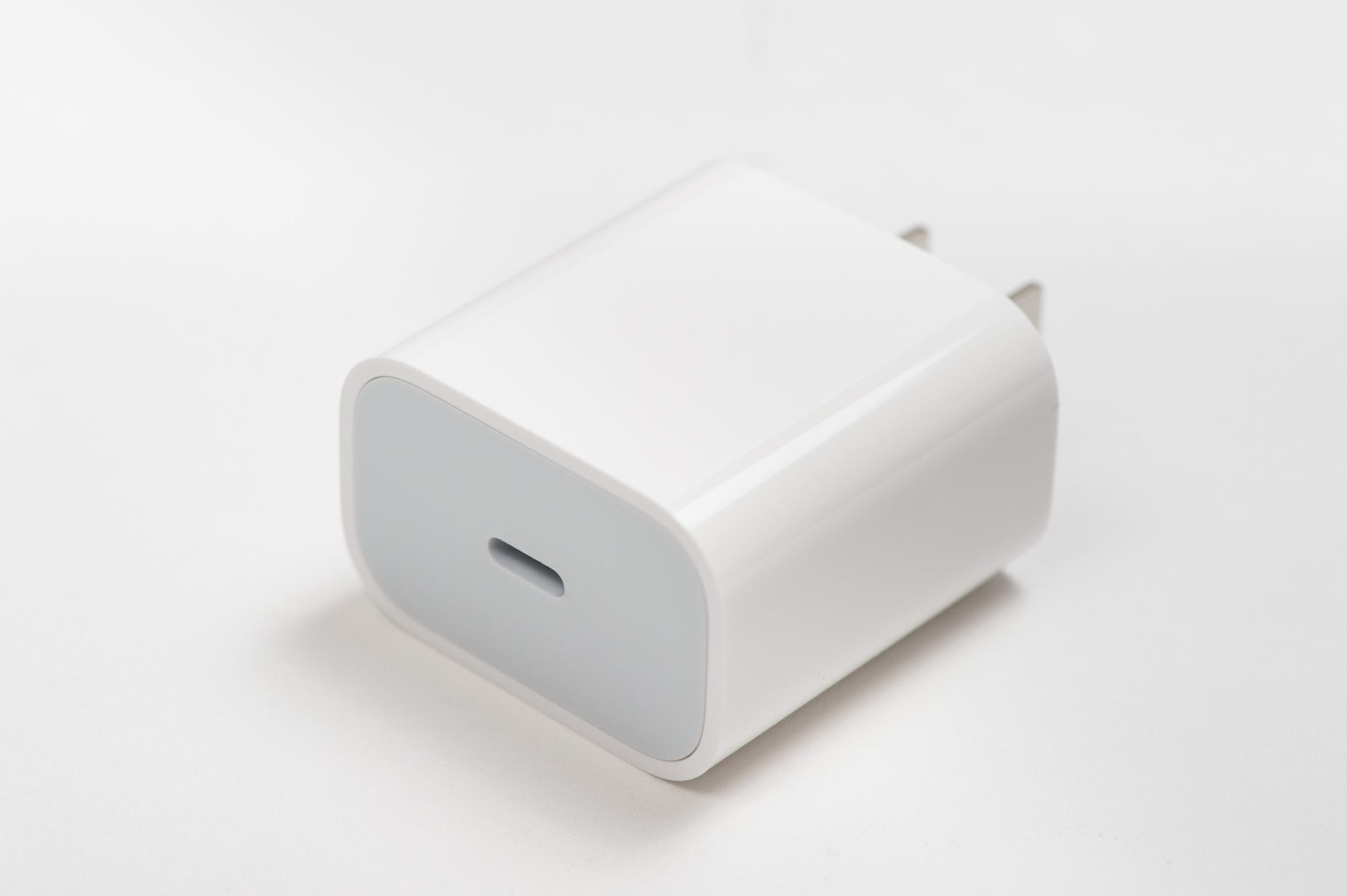 白背景に置かれた18W USB-C電源アダプタ