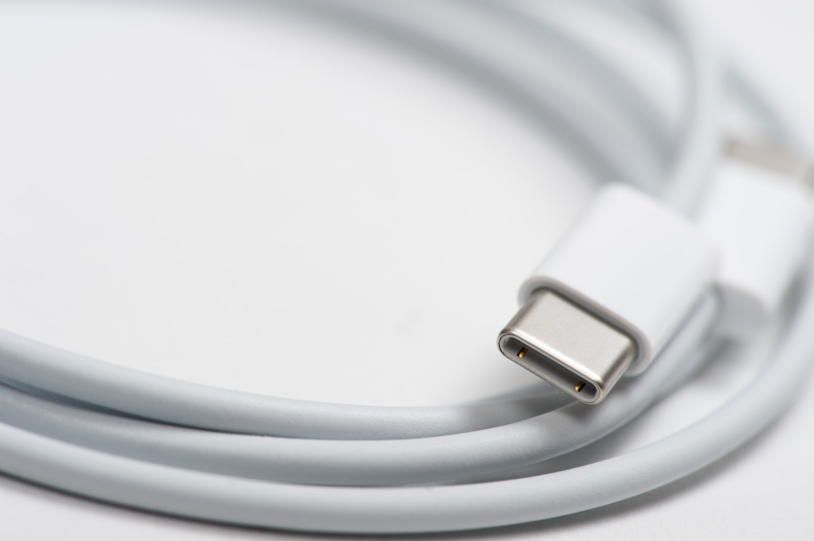 白い背景に置かれた白いUSB-C充電ケーブル