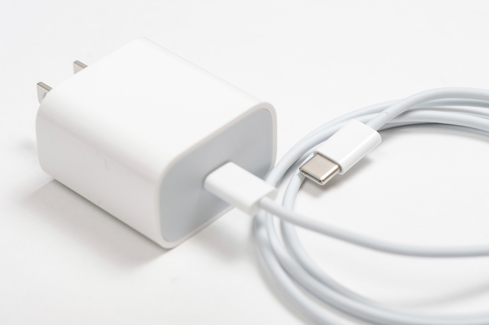 白背景に置かれた18W USB-C電源アダプタと充電ケーブル