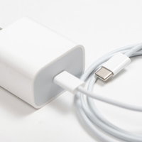 18W USB-C電源アダプタと充電ケーブルの写真