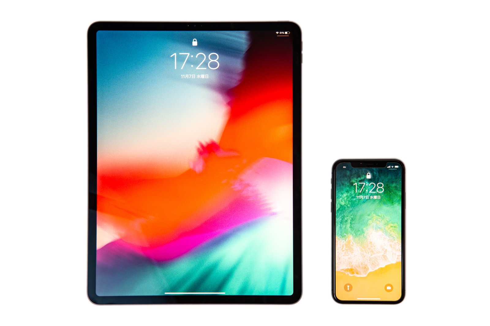 iPad Pro 2018とiPhone Xをロック画面表示で横に並べたサイズ比較