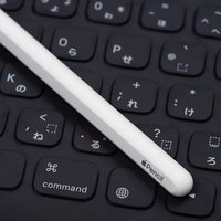 キーボード上のApple Pencil（Smart Keyboard Folio）の写真