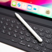 Smart Keyboard Folioのキーボード部分に転がるApple Pencilの写真