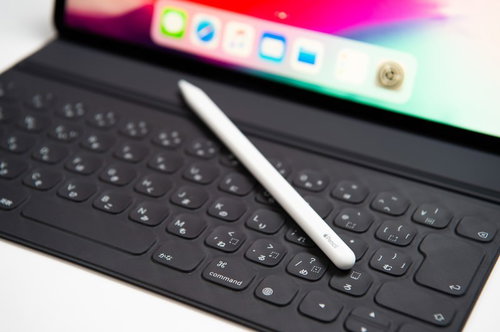 Smart Keyboard Folioのキーボード部分に転がるApple Pencil