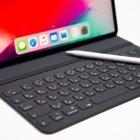 iPadに接続したSmart Keyboard FolioとApple Pencilの写真