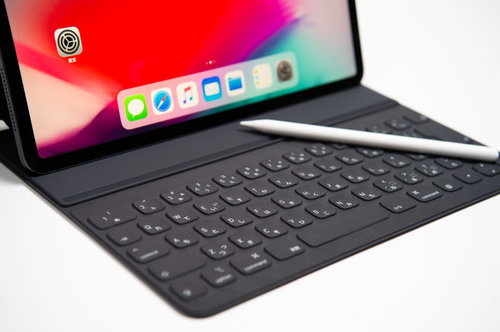 iPadに接続したSmart Keyboard FolioとApple Pencil