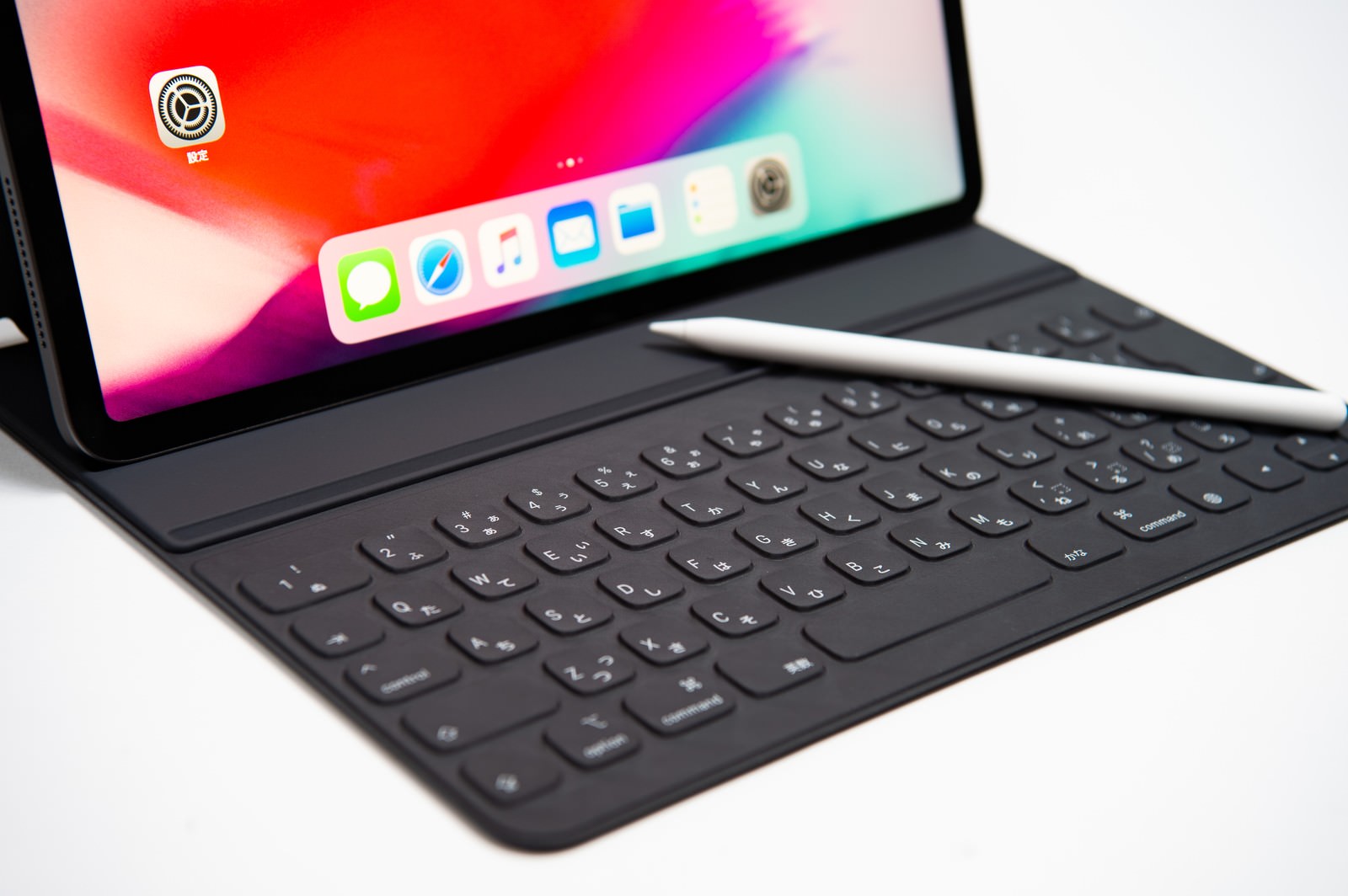 Smart KeyboardとApple Pencilを置いたiPad Pro