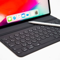キーボードに転がるペンシル（Smart Keyboard FolioとApple Pencil）の写真