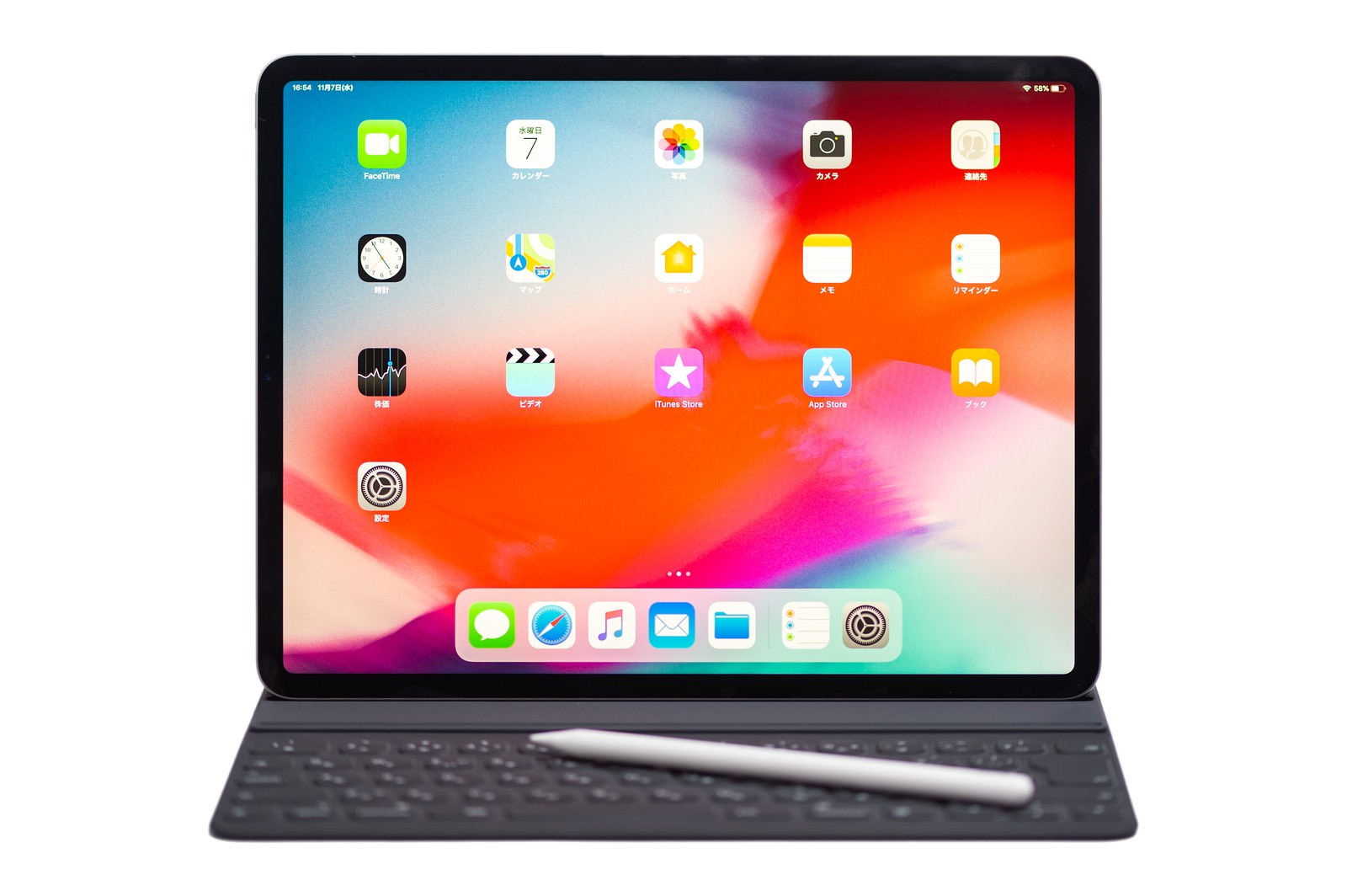 Smart Keyboard FolioとApple Pencilを装着したiPad Pro
