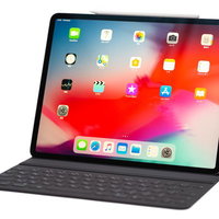 側面にApple Pencilを装着した12.9インチiPad Pro 2018とキーボードの写真