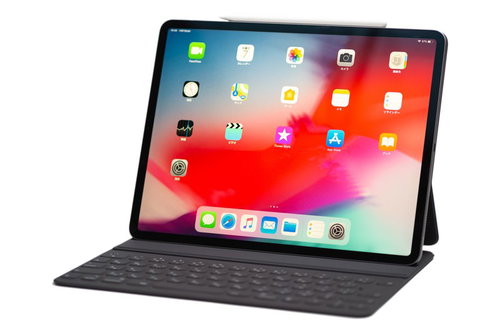 側面にApple Pencilを装着した12.9インチiPad Pro 2018とキーボード