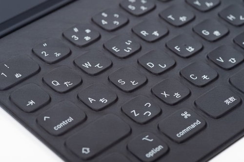 スマートキーボード（iPad Pro用）の斜めアングル
