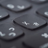 黒いキーボードの「X」ボタン接写の写真