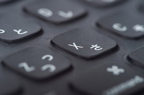 黒いキーボードの「X」ボタン接写