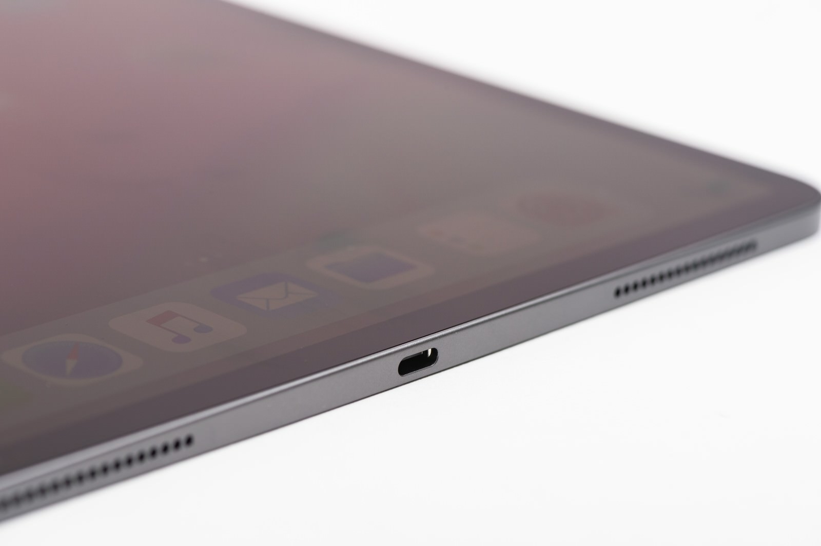 iPad Proの側面USB-C端子のクローズアップ