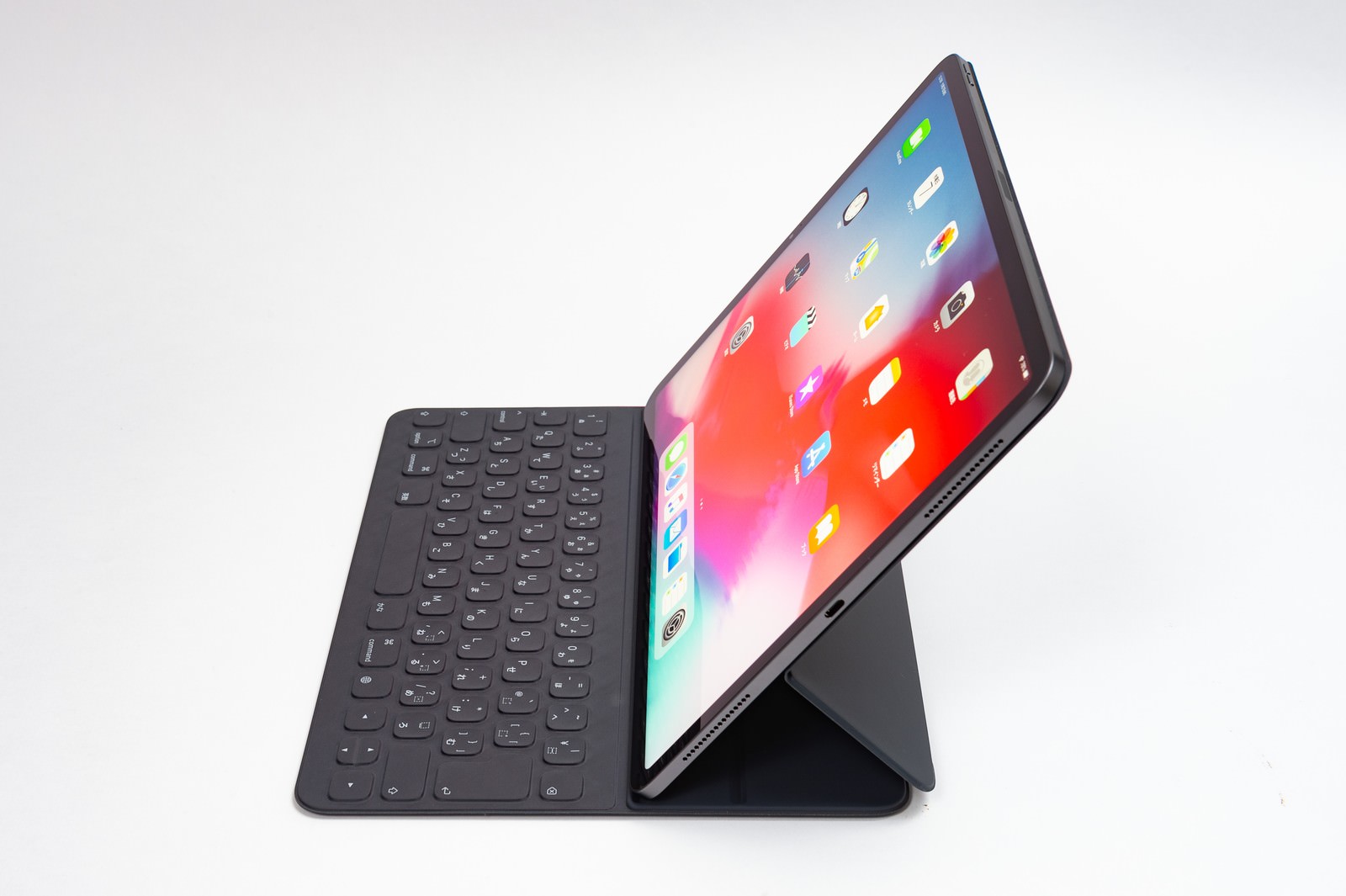 Smart Keyboard Folio装着のiPad Pro 2018を斜め側面から撮影