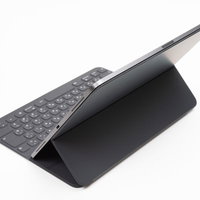 iPad Pro 2018の背面とキーボードFolioケースの写真