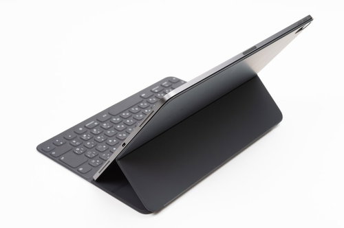 iPad Pro 2018の背面とキーボードFolioケース