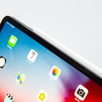 タブレット側面に装着されたApple PencilとホームIi面（iPad Pro 2018）の写真